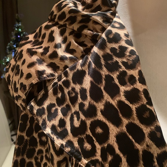 Stunning Leopard Trench lightweight Coat. - Picture 6 of 11